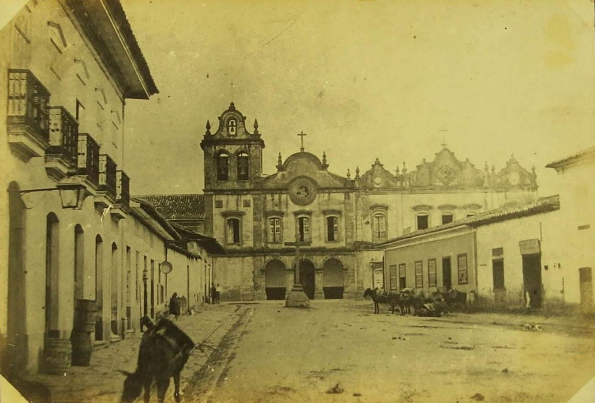 Foto preta e branca de uma igreja
Descrição gerada automaticamente