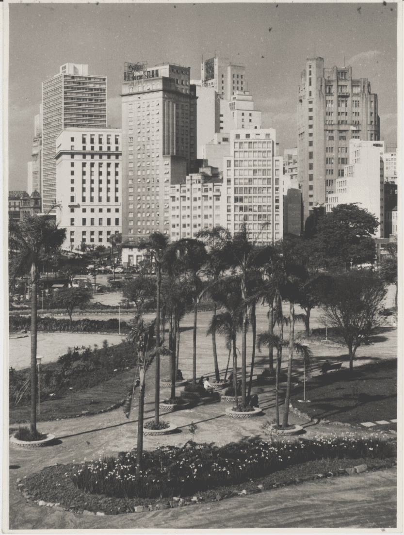 Foto preta e branca de uma cidade
Descrição gerada automaticamente