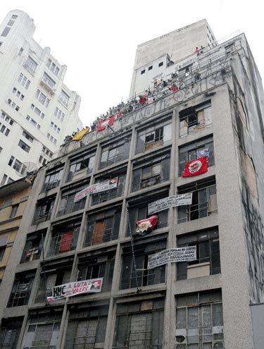 Prédio na rua
Descrição gerada automaticamente