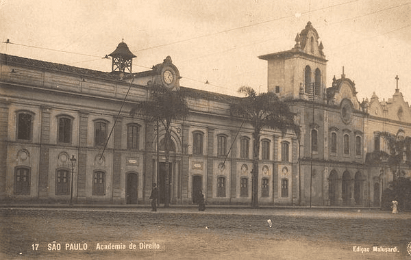 Foto preta e branca de uma igreja
Descrição gerada automaticamente