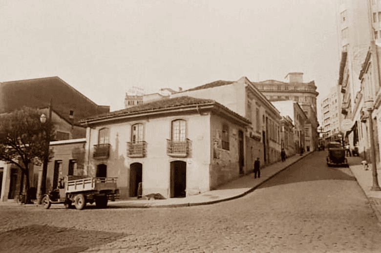 Foto preta e branca de uma casa
Descrição gerada automaticamente