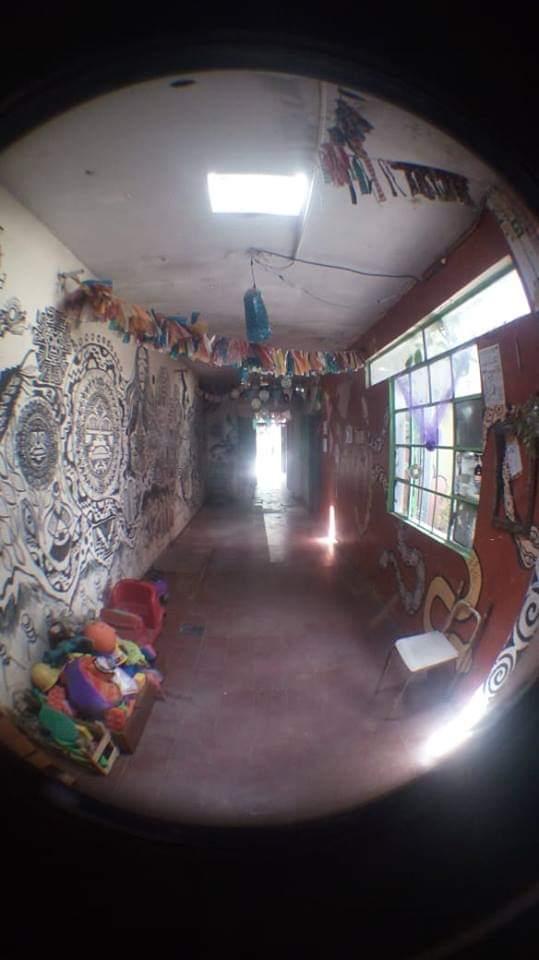 Uma imagem contendo no interior, mesa, vidro, quarto

Descrição gerada automaticamente
