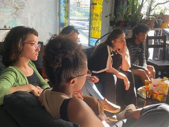 Mulher com criança no colo
Descrição gerada automaticamente com confiança baixa